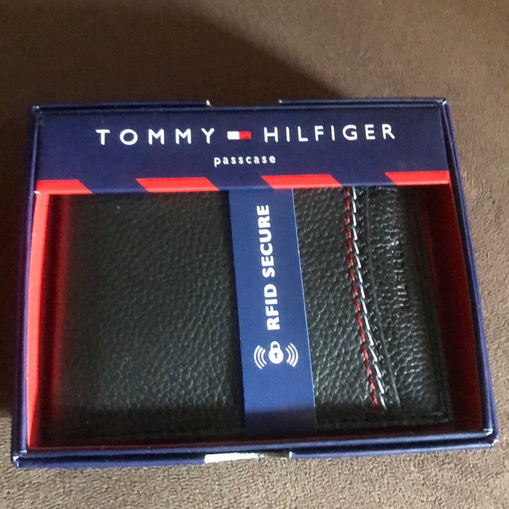 Tommy Hilfiger black bifold wallet
